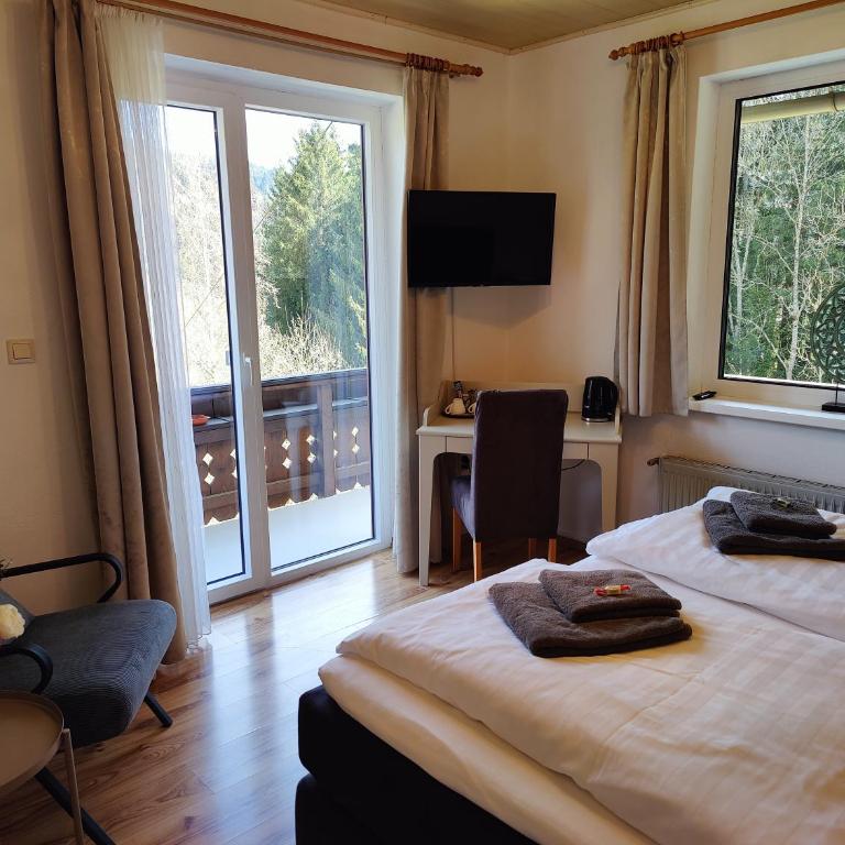 Pension Almhof - Doppelzimmer mit Balkon - 6