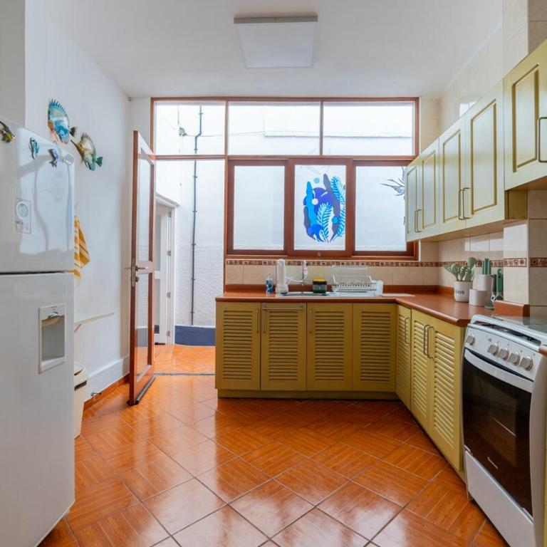 Wild Beach House 5BD - 4BR Beach BBQ WiFi - Six-Bedroom House - 40