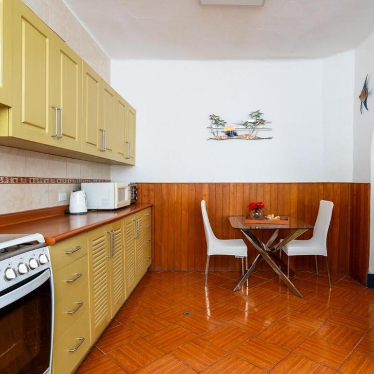 Wild Beach House 5BD - 4BR Beach BBQ WiFi - Six-Bedroom House - 76