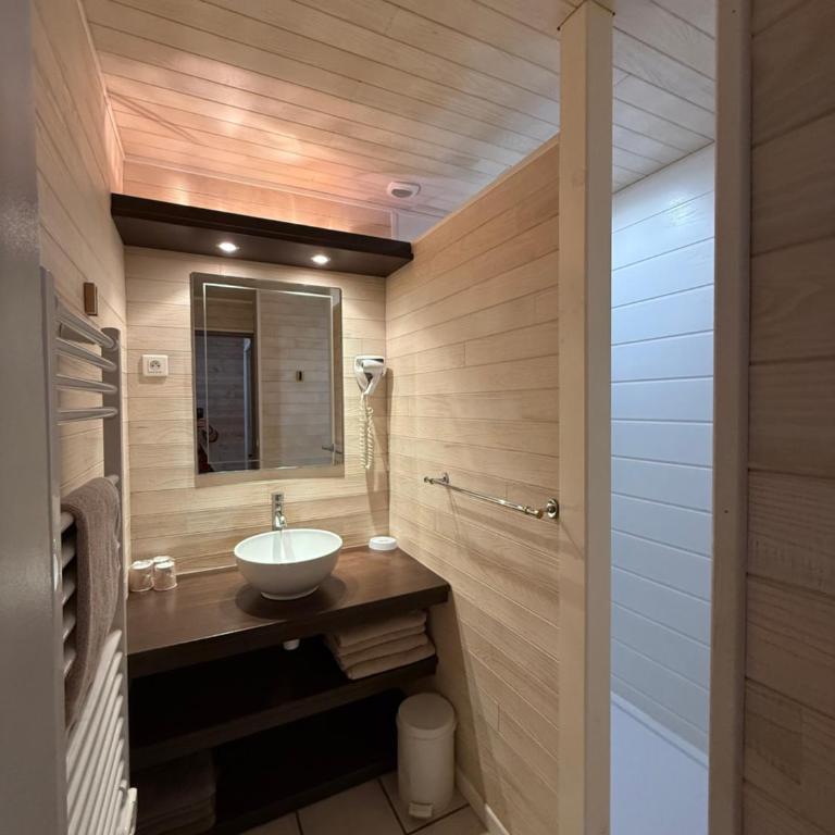 Hotel Mas des Lys - Chambre Triple Confort avec Douche - 7