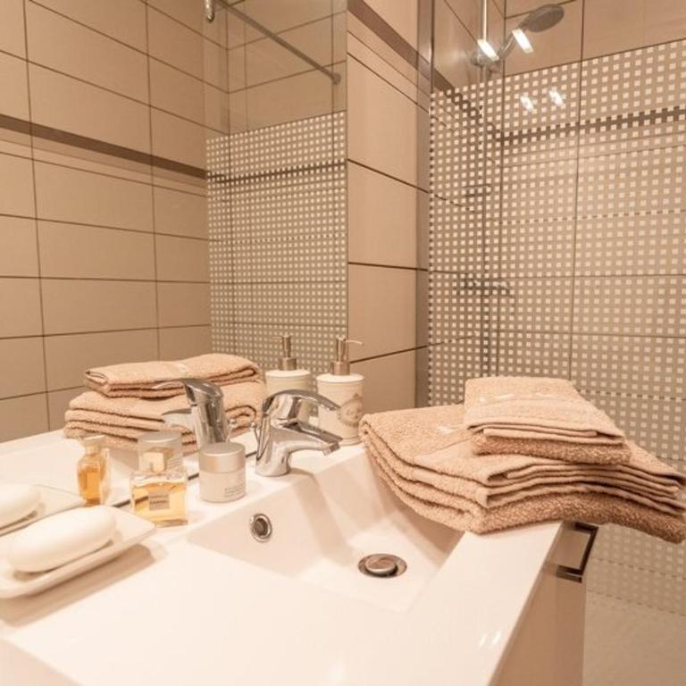 Chalet élégant au centre de Cauterets avec terrasse - FR-1-812-51 - Appartement - 8