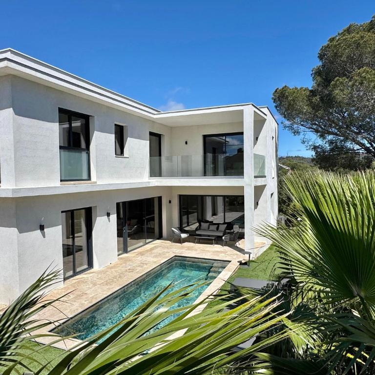 Contemporary Villa with Heated Pool Near Sea - Villa - 5