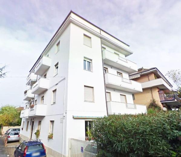 Manin Private SPA, Luxury Apartment very close to the sea - umbrella and deckchair included - Three-Bedroom Apartment with Balcony - 8