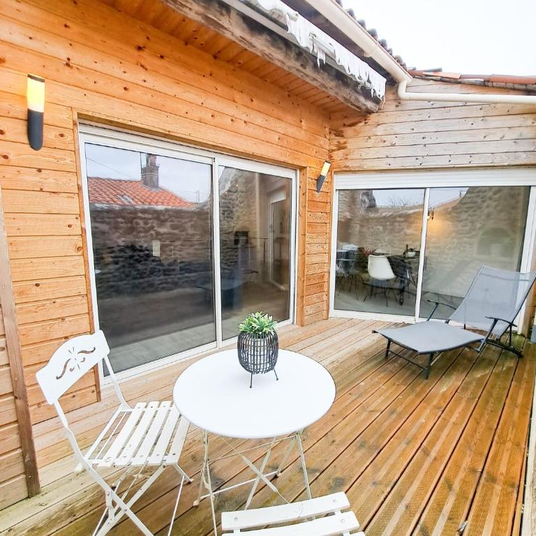 Les Cerisiers - PROCHE DU GOLF, DES THERMES DE SAUJON ET DU CENTRE VILLE - MAISON FAMILIALE - Three-Bedroom Home - 5