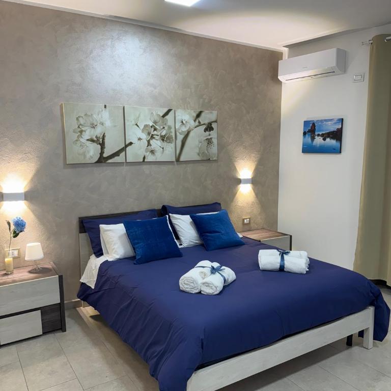 BLUE HOUSE Catania - Cozy B&B Near the Sea and Historic Center - Sicily - Double Room with Private Bathroom - 1