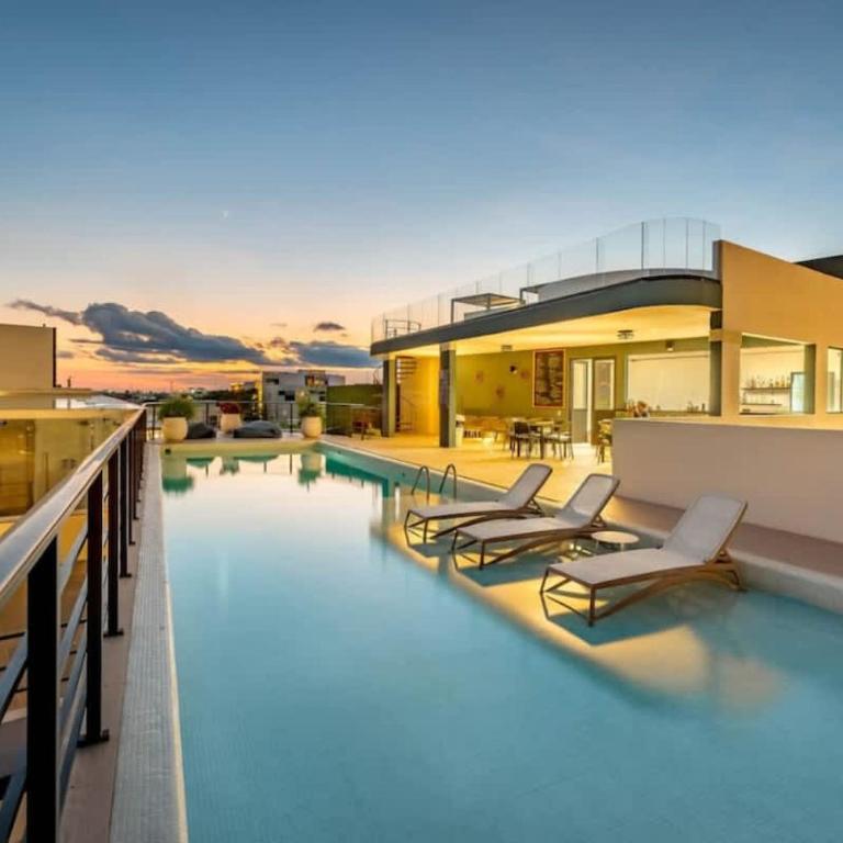 Luxury 2BD 2BA Ocean view 200m from beach - Apartment - 2