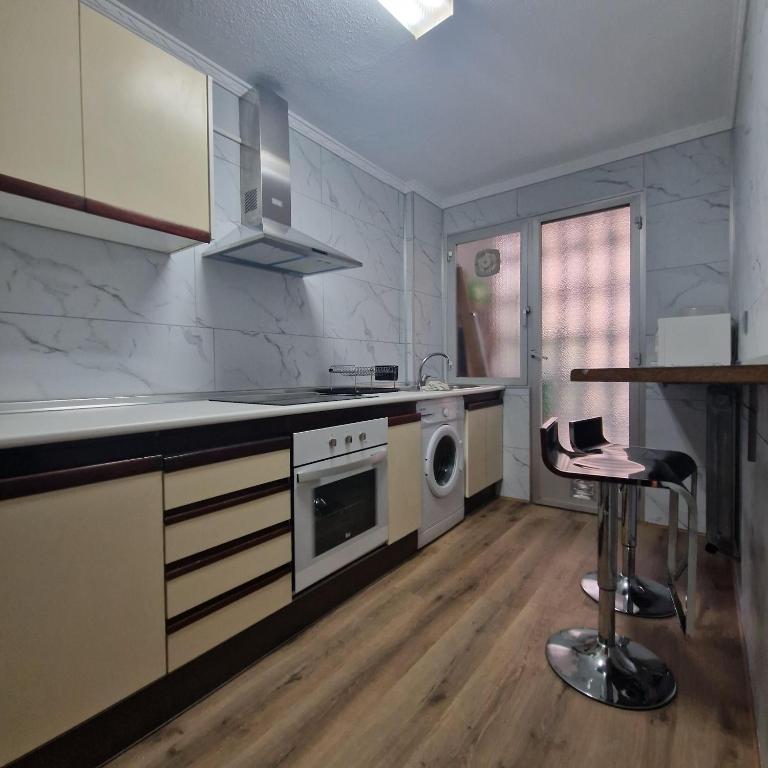 Piso Amplio en el Centro de Salamanca, TV, WiFi - Three-Bedroom Apartment - 9