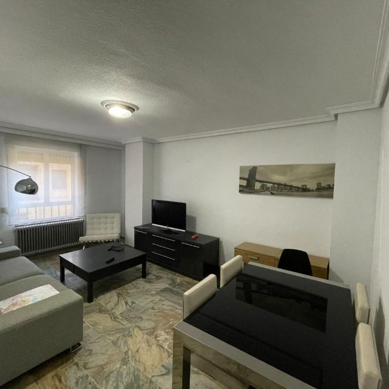 Piso Amplio en el Centro de Salamanca, TV, WiFi - Three-Bedroom Apartment - 1