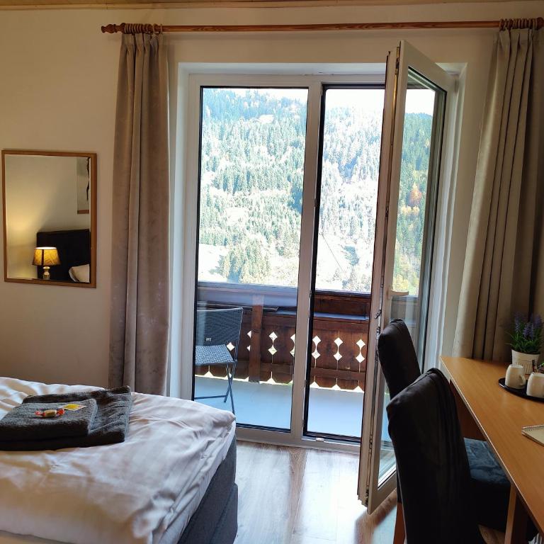 Pension Almhof - Doppelzimmer mit Balkon - 9