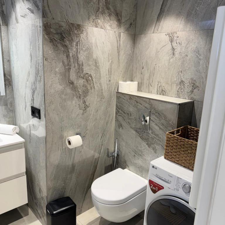 CENTER BAY - One-Bedroom Apartment - 4