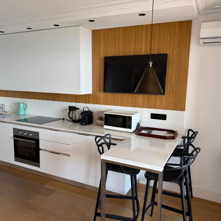 CENTER BAY - One-Bedroom Apartment - 14