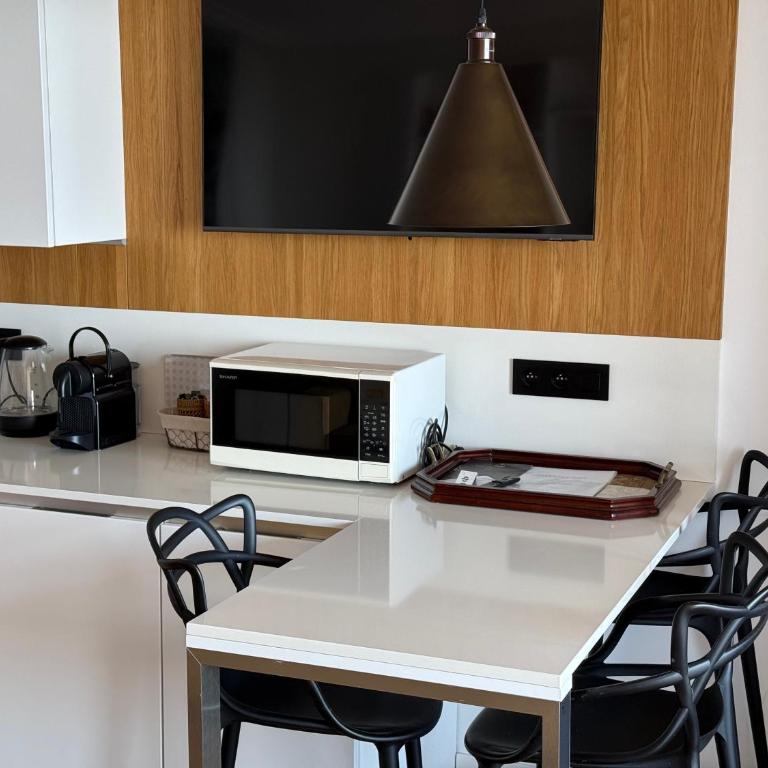 CENTER BAY - One-Bedroom Apartment - 12