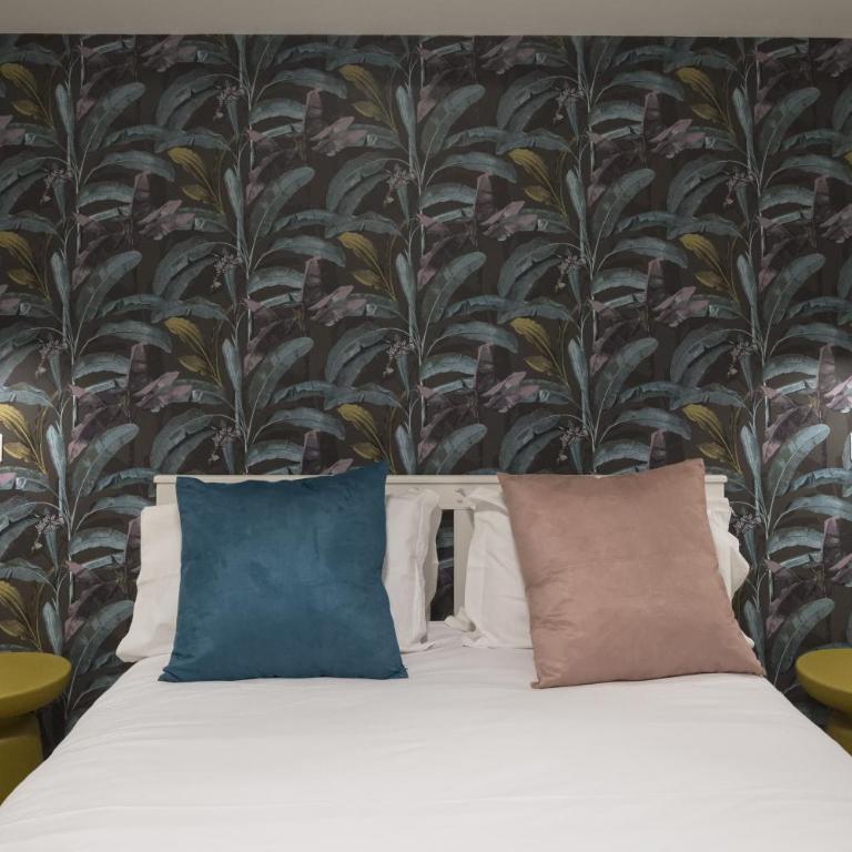 GENESI Suites - Double Room with Private Bathroom - 2