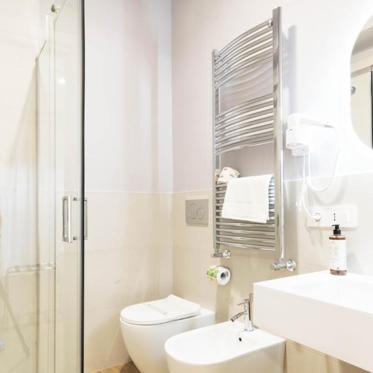 GENESI Suites - Double Room with Private Bathroom - 8