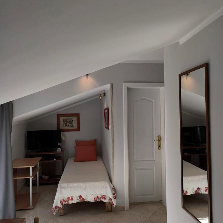 Apartments Djurovic - Studio with Garden View - 4