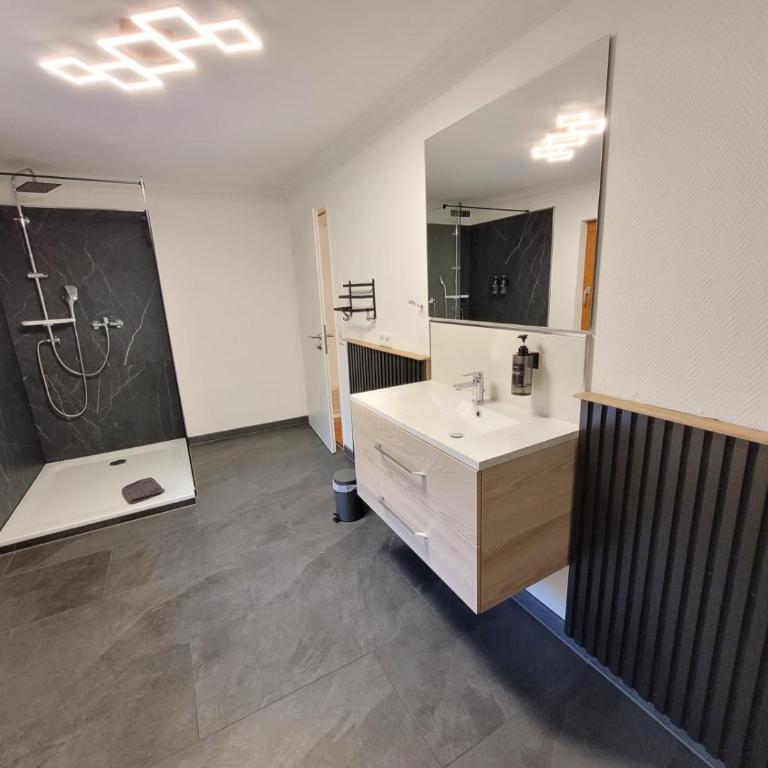 das.arnolds | Whirlpool | Pool | Bergblick - Apartment mit Blick auf die Berge - 7
