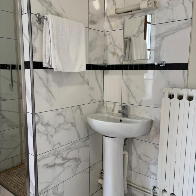 Hôtel Des Fontaines - Chambre Double avec Douche Privée & Toilettes Communes - 1