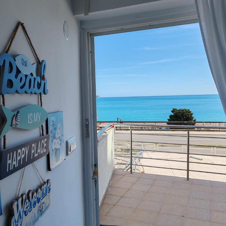 One minute to the beach - One-Bedroom Apartment - 2