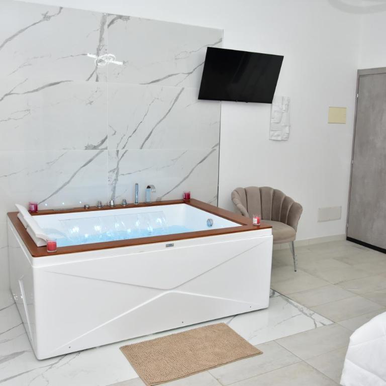 Yllen Rooms - Suite Deluxe con Vasca Idromassaggio - 8