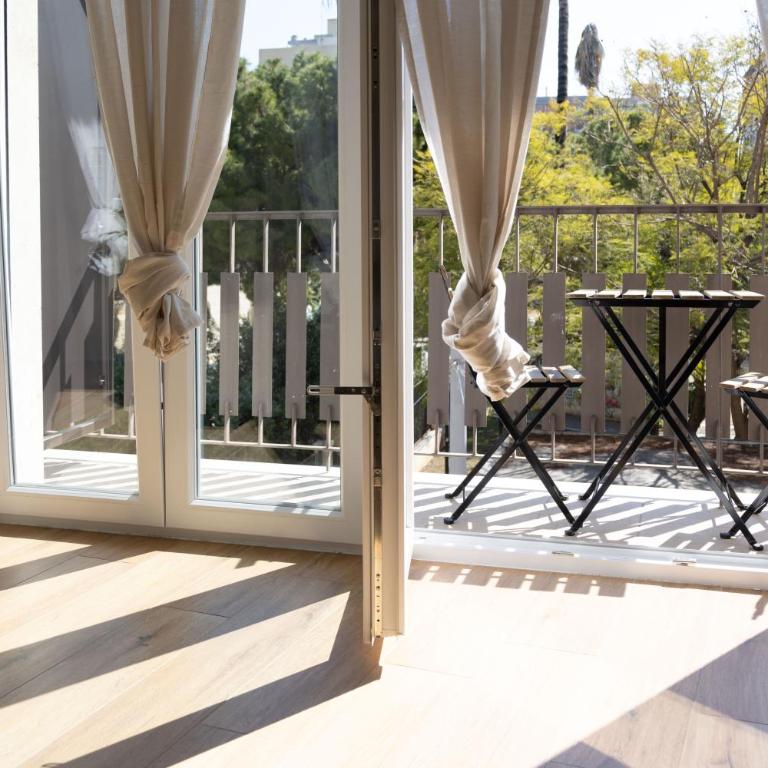 Numero 5 - Camera Matrimoniale con Balcone e Vista Giardino - 9