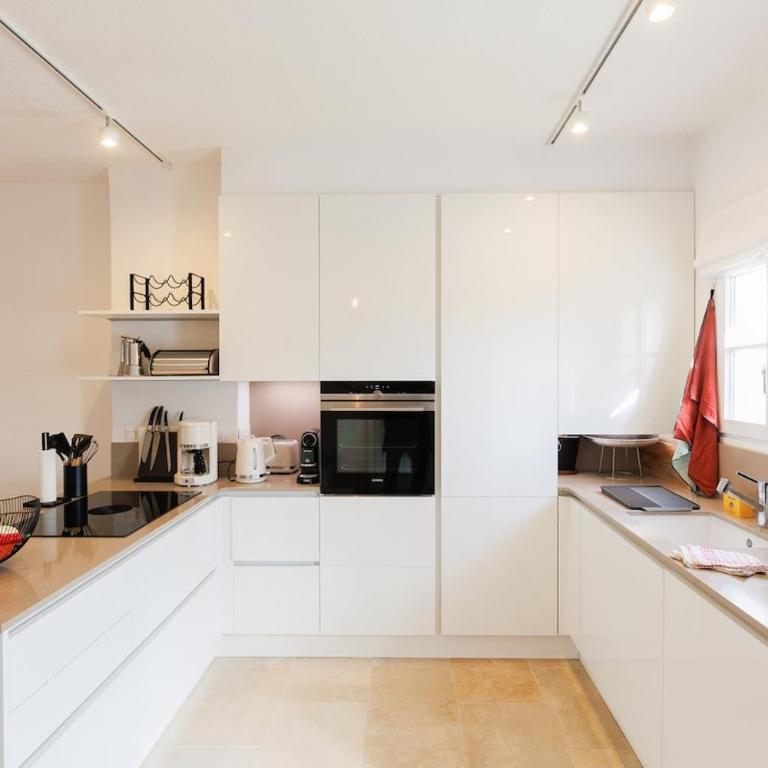 Une Maison Plein D Options YourHostHelper - Villa - 17
