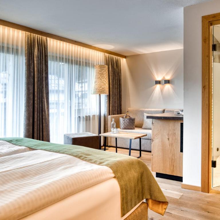 Hotel habicher hof - Your 4-Star Superior Wellness Hideaway - Deluxe Double Room with Balcony - 4