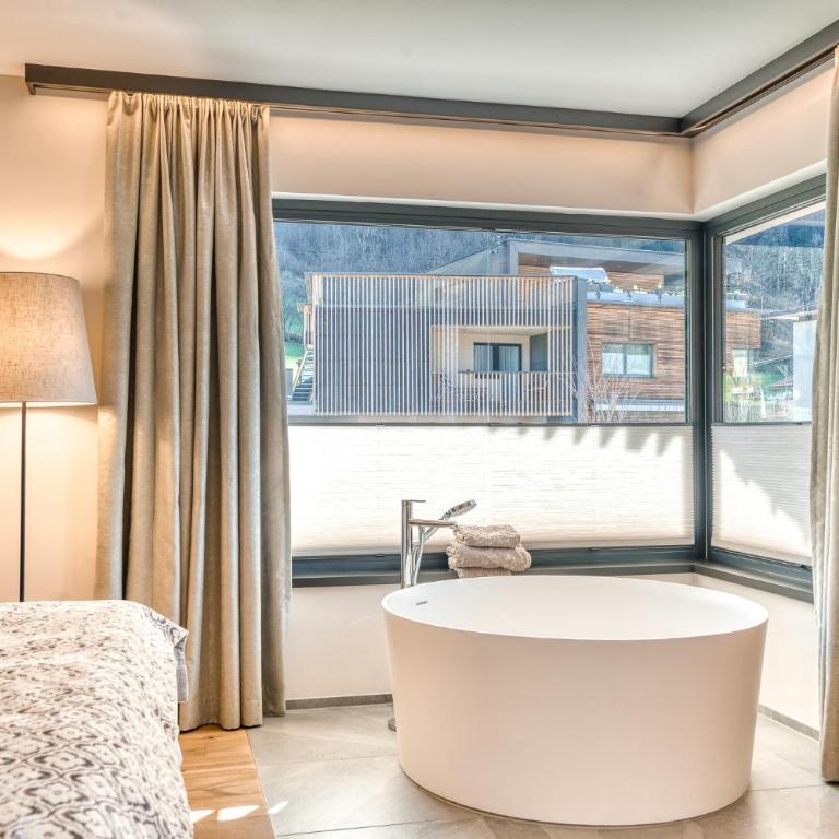 Hotel habicher hof - Your 4-Star Superior Wellness Hideaway - Superior Suite with Bathtub - 1