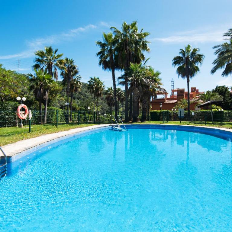 RentAndHomes Reserva de Marbella - Two-Bedroom Apartment with Balcony and Terrace - 8
