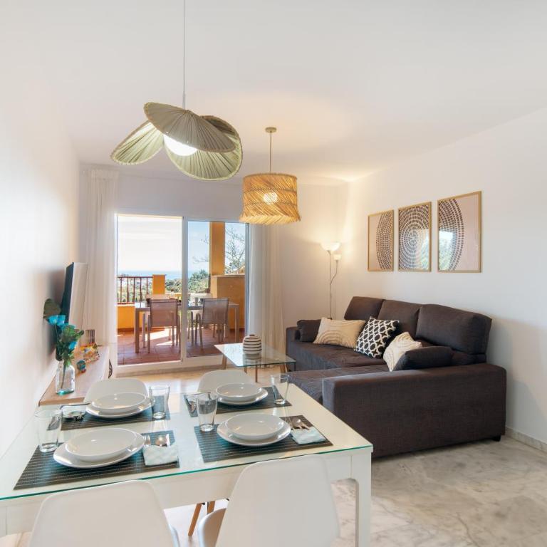 RentAndHomes Reserva de Marbella - Two-Bedroom Apartment with Balcony and Terrace - 13