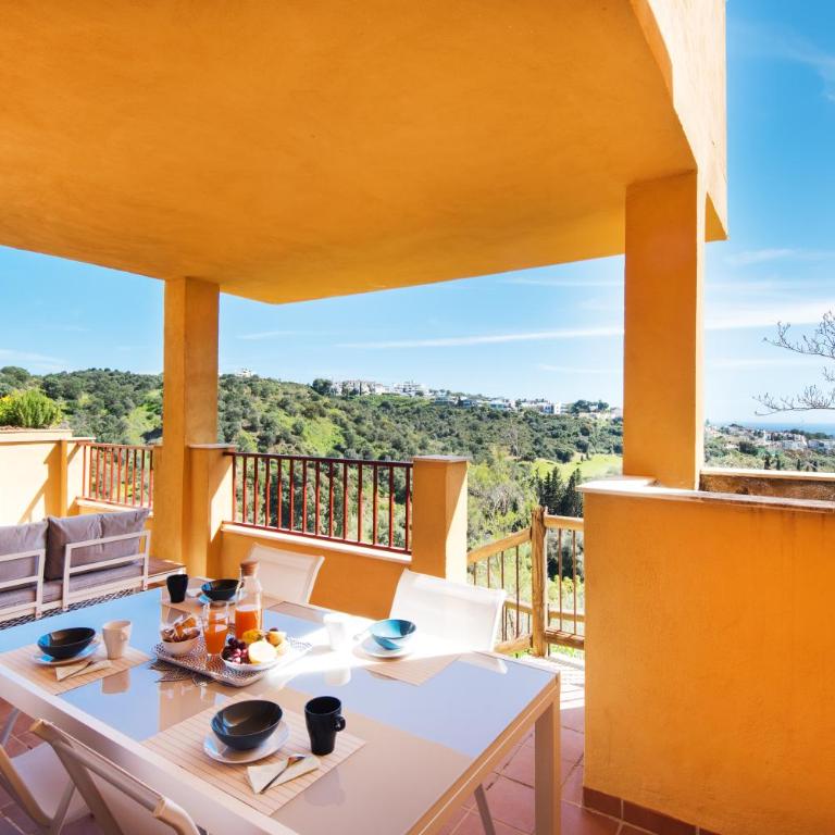 RentAndHomes Reserva de Marbella - Two-Bedroom Apartment with Balcony and Terrace - 1