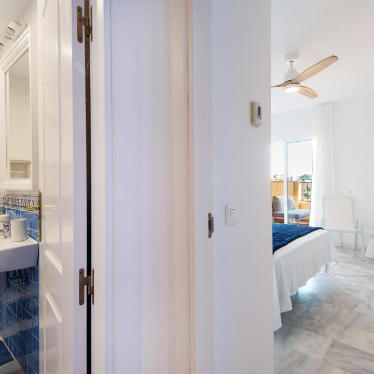 RentAndHomes Reserva de Marbella - Two-Bedroom Apartment with Balcony and Terrace - 23