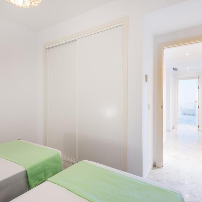 RentAndHomes Reserva de Marbella - Two-Bedroom Apartment with Balcony and Terrace - 26