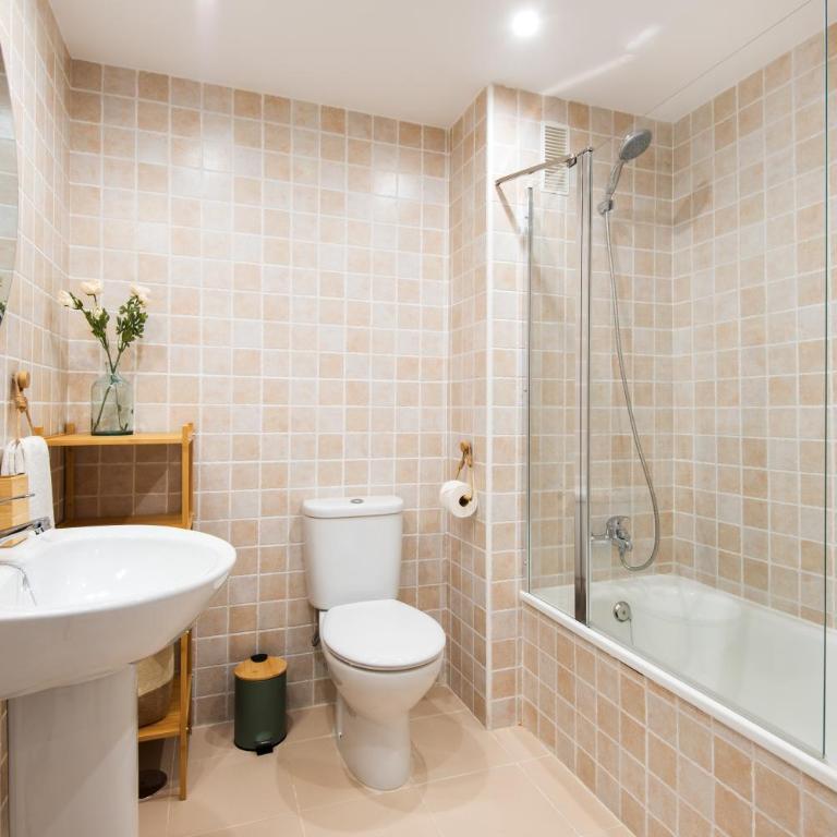 RentAndHomes Reserva de Marbella - Two-Bedroom Apartment with Balcony and Terrace - 24