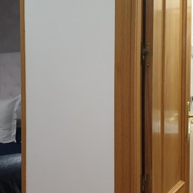 Hostal Las Fuentes - Family Room with Parking - 2