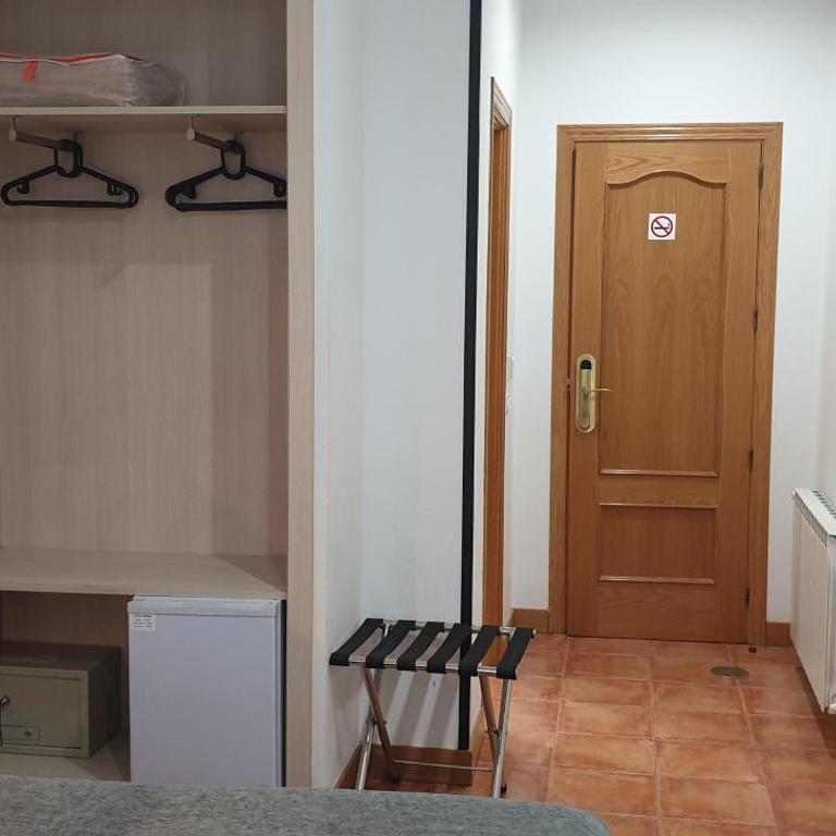 Hostal Las Fuentes - Superior Double Room with Parking - 13