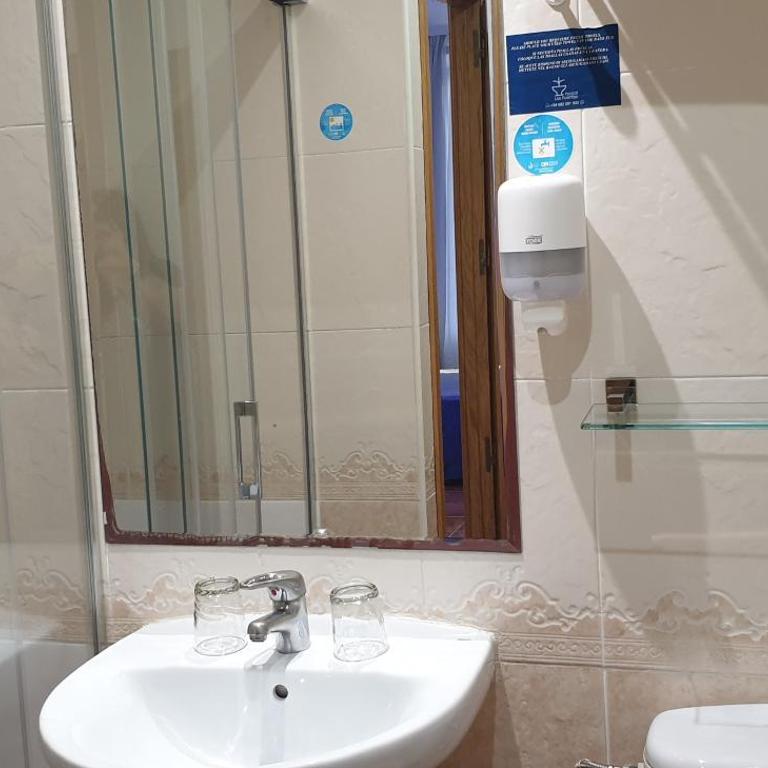 Hostal Las Fuentes - Superior Double Room with Parking - 24