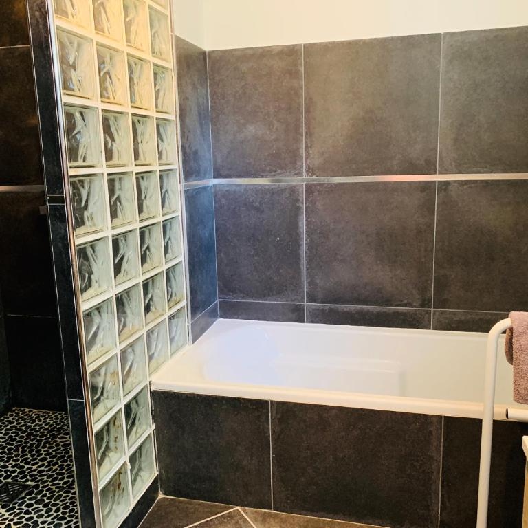 Le mas des oliviers - Three-Bedroom Home - 13