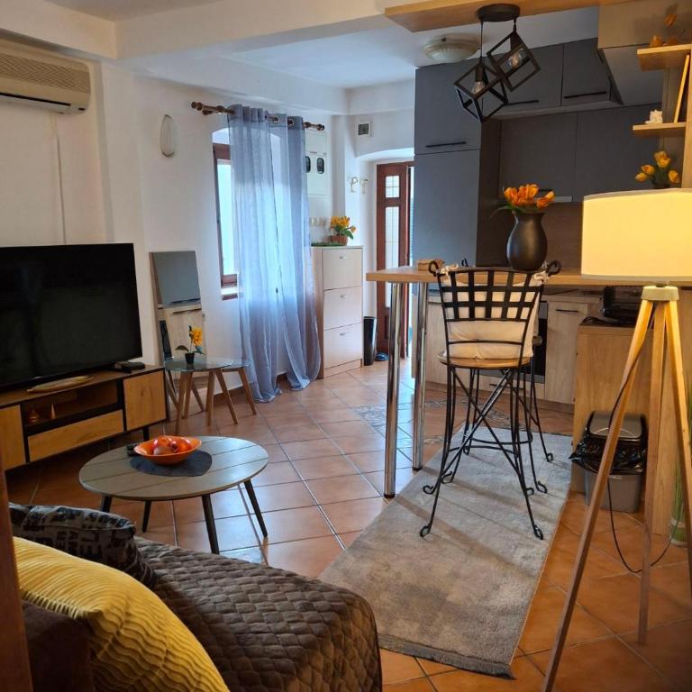 Romantic Escape - Stunning Rooftop Views - Old Town - One-Bedroom Apartment - 9