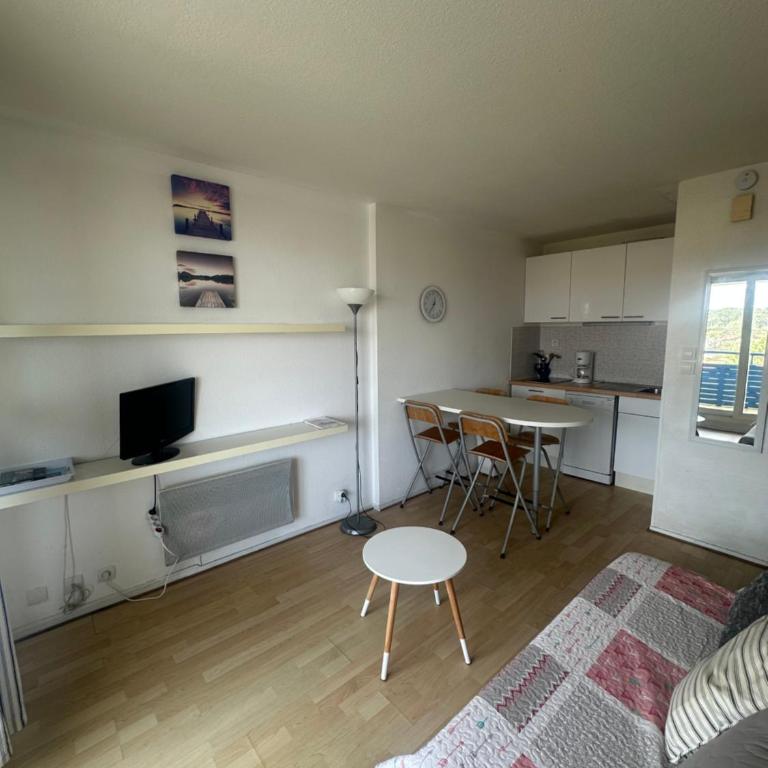 Bleu Marine Apts - Appartamento con 1 Camera da Letto con Balcone e Vista Città - 2