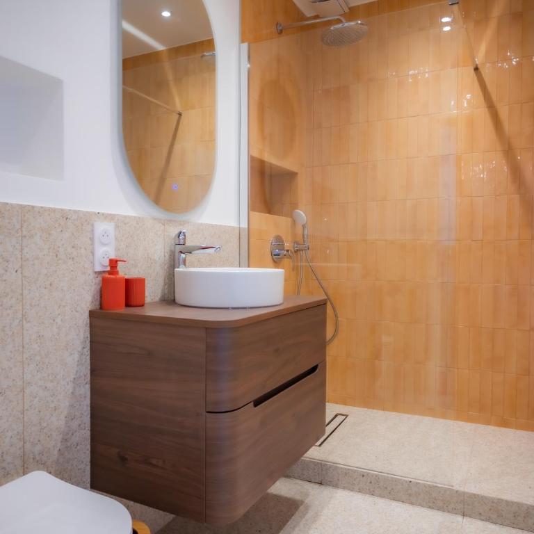 #401 Heart of Vieil Antibes - Place Nationale-High-End Newly Renovated & Furnished Appartment - Appartement 2 Chambres - 18