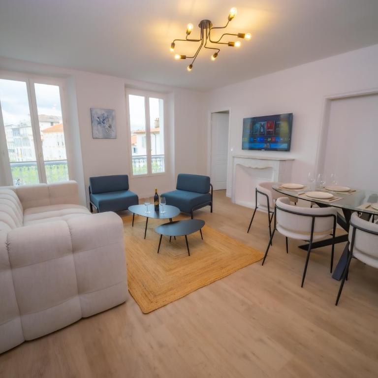 #301- Heart of Vieil Antibes - Place Nationale-High-End Newly Renovated & Furnished Appartment - Appartement 2 Chambres - 19