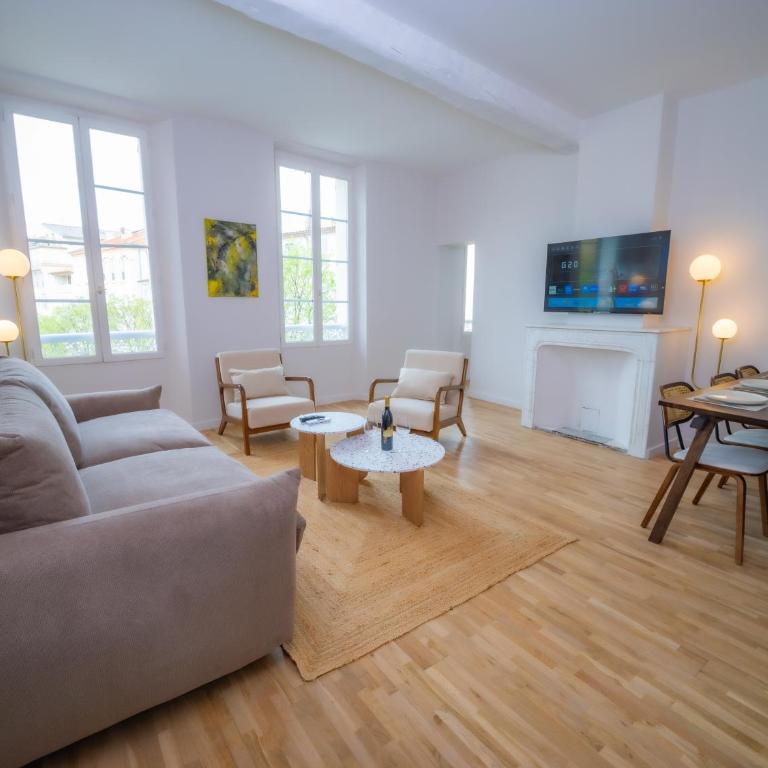 #201-Heart of Vieil Antibes - Place Nationale-High-End Newly Renovated & Furnished Appartment - Appartement 2 Chambres - 1