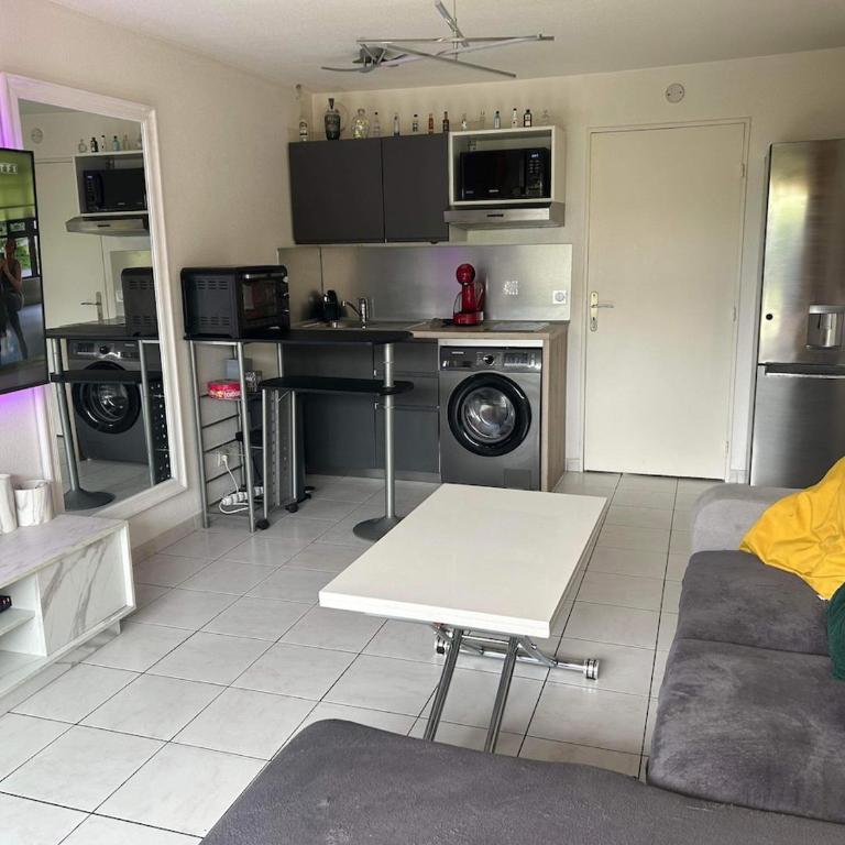 Lake View Apartment with Private Garden& Parking, Residence Pool & Tennis Court - Appartement 1 Chambre - Vue sur Lac - 3