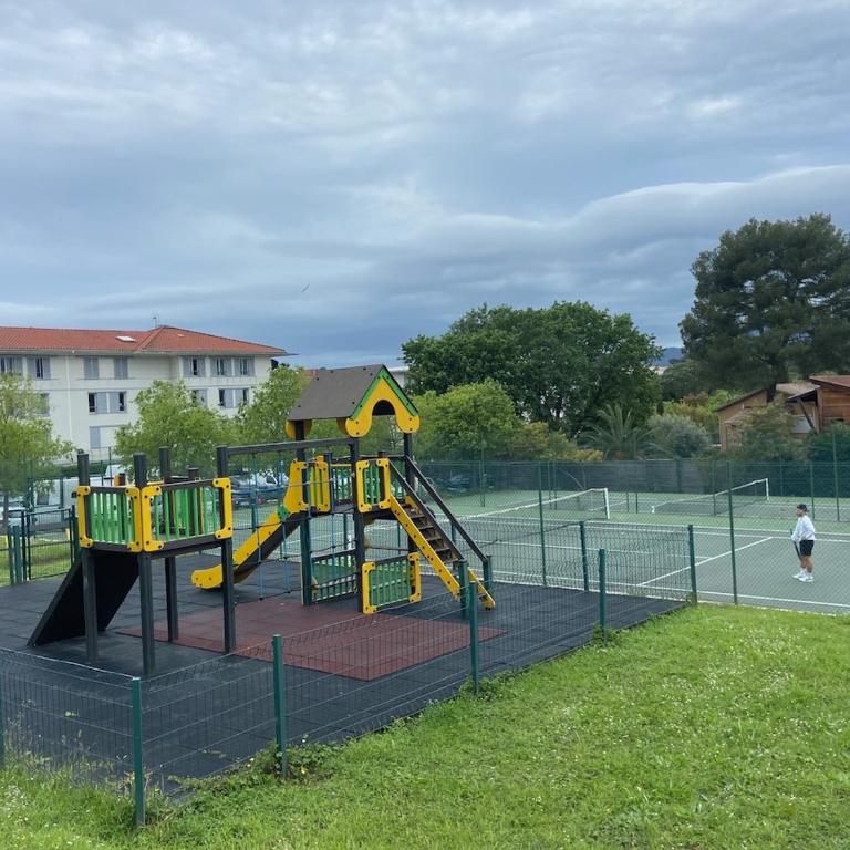 Lake View Apartment with Private Garden& Parking, Residence Pool & Tennis Court - Appartement 1 Chambre - Vue sur Lac - 7
