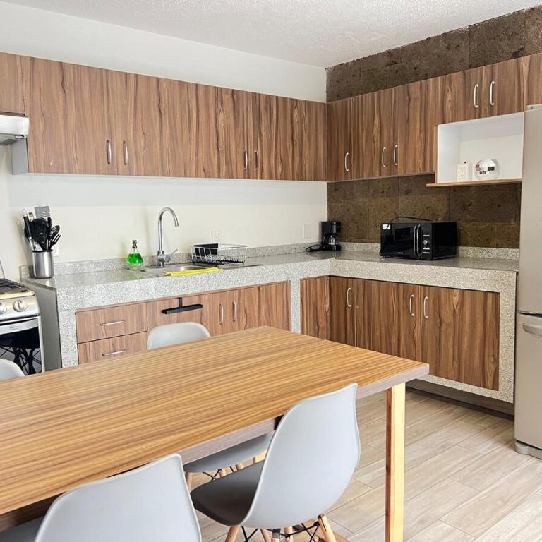 Acogedor Departamento en Planta Baja, Excelente Precio y Ubicación - Three-Bedroom Apartment - 1