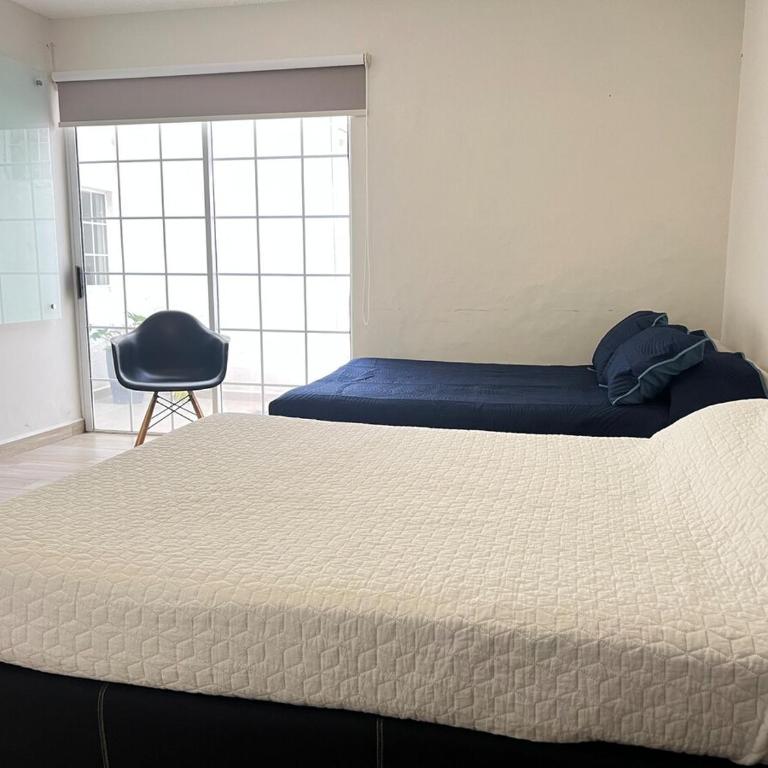 Acogedor Departamento en Planta Baja, Excelente Precio y Ubicación - Three-Bedroom Apartment - 2