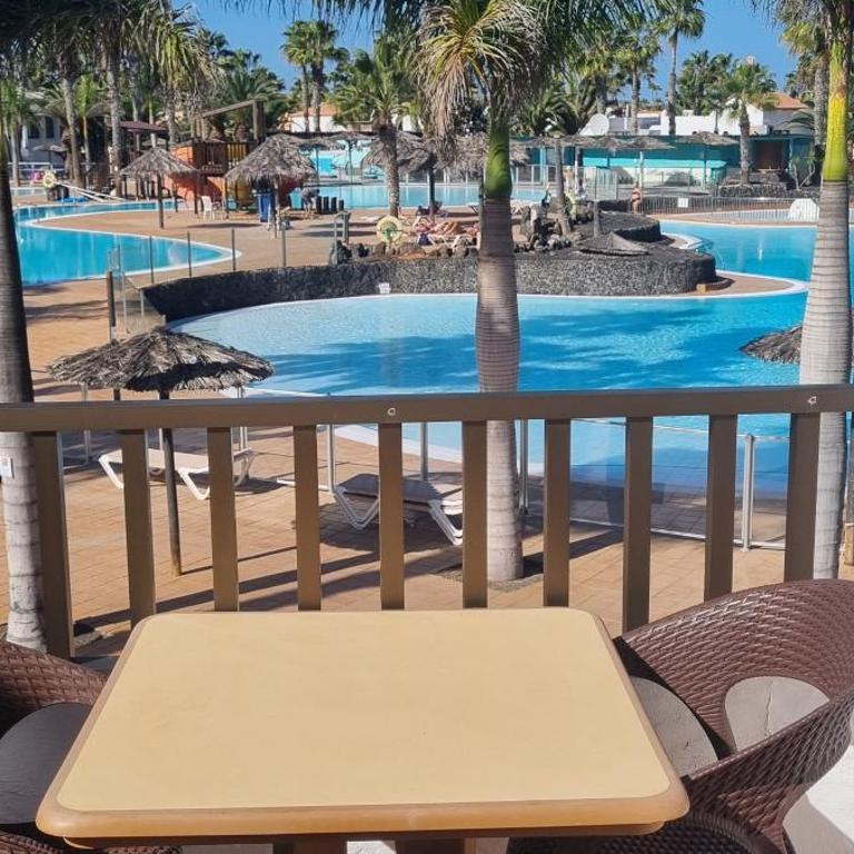 Central Corralejo with Terrace & Palm Trees 25mb wifi - Apartamento de 1 dormitorio con vistas a la piscina - 1