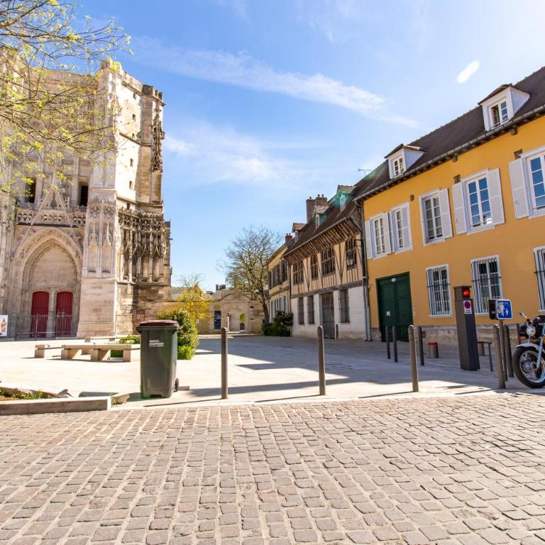 Balthazar, Parking gratuit, Vue privilégiée sur la Cathédrale, WiFi HD, Centre-Ville de Troyes - Appartement 2 Chambres - 34