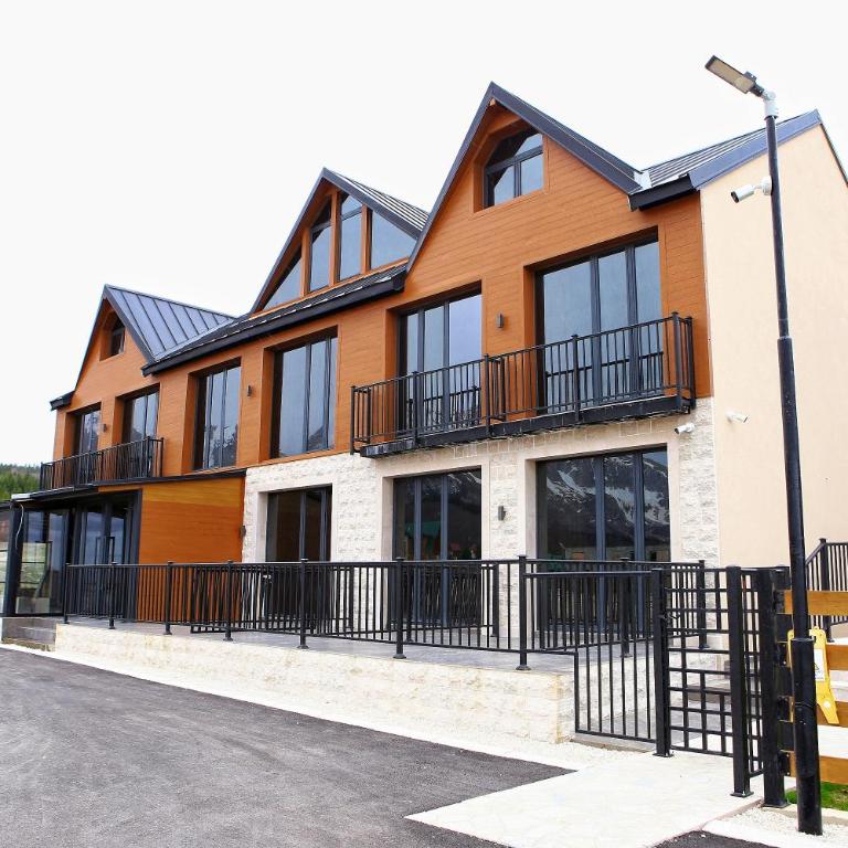 Hotel Falcon - Deluxe King Room - 2