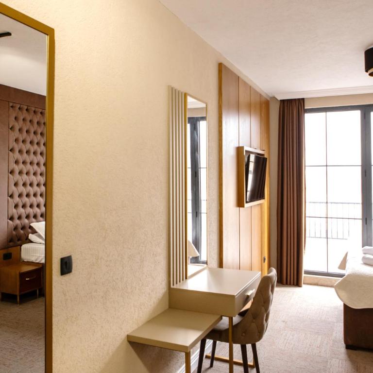 Hotel Falcon - Deluxe King Room - 7